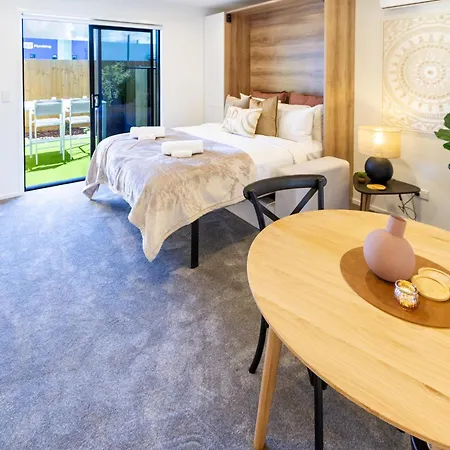 Central Oasis: Charming Studio With Backyard